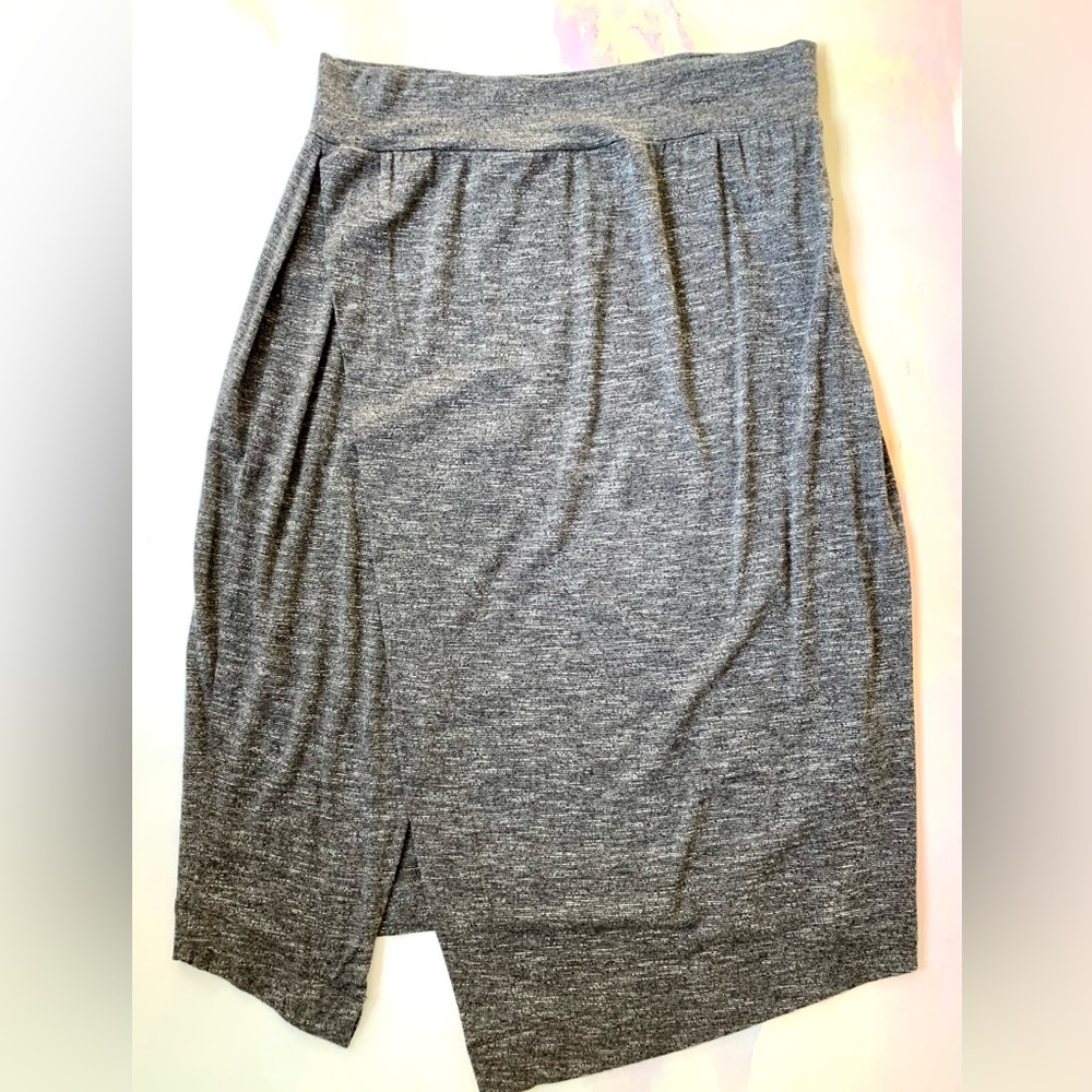 DOLAN T-SHIRT Marled Gray Skirt Asymmetrical Front Kick Pleat Set-In Waistband